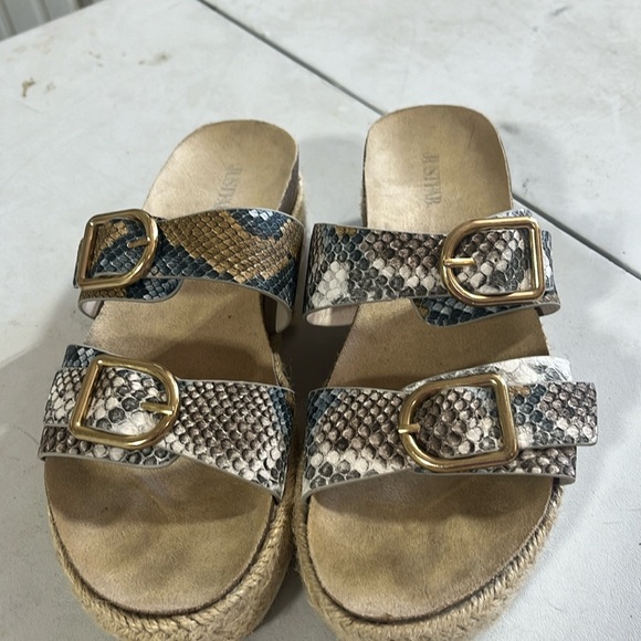 Just fab, size 7.5, tan, blue, black, white, gold - Picture 1 of 4